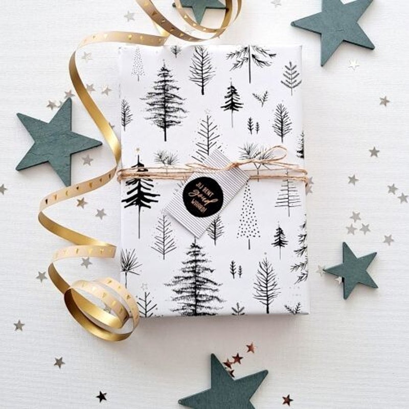 inpakpapier met kerstbomen dessin.
