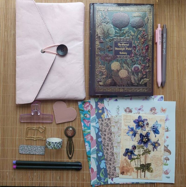 Journal met accessoires luxe | paarse bloemen