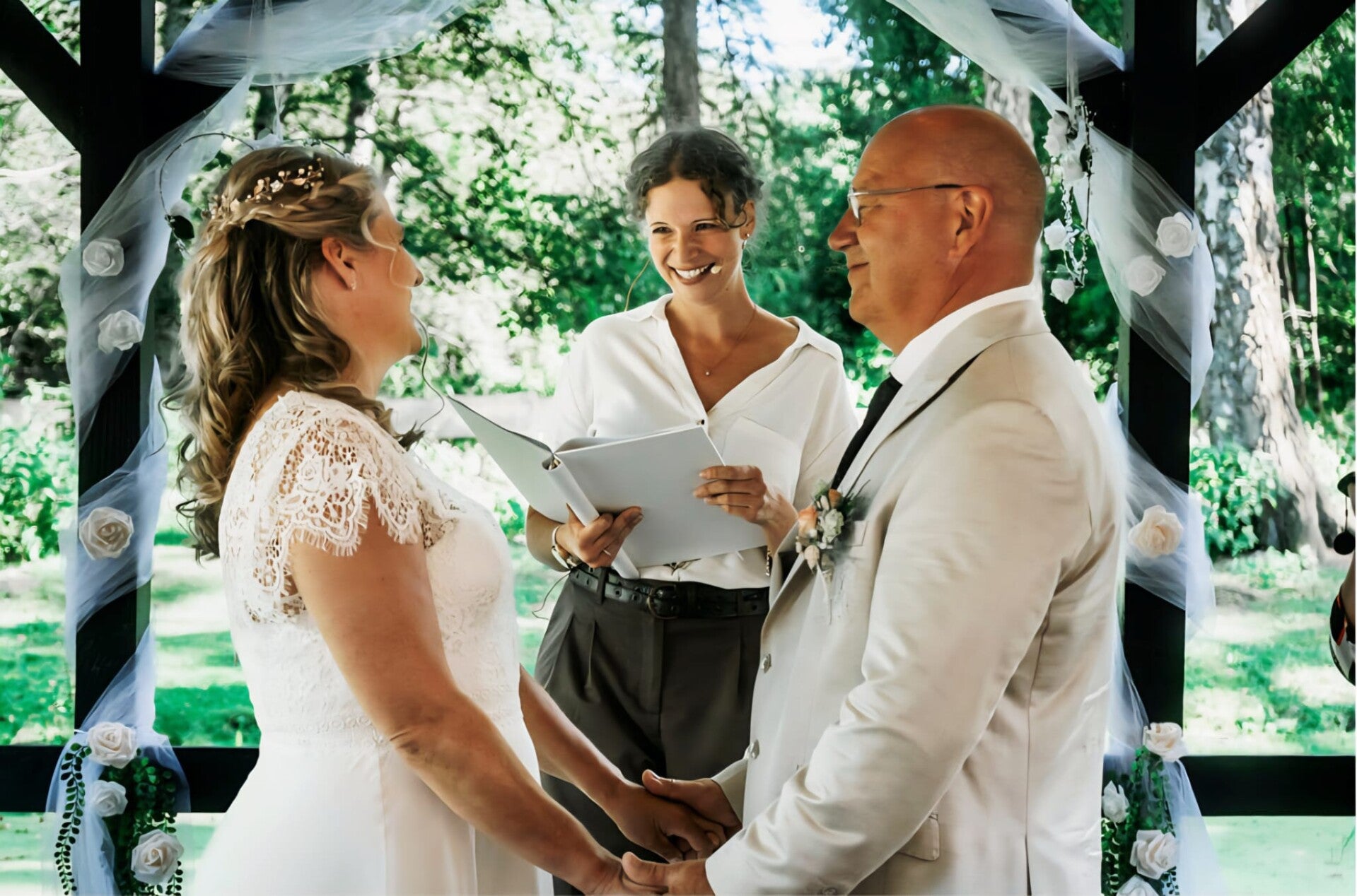 Traubogen bei freier Trauung am Meer, für die freie Traurednerin in Norddeutschland eine individuelle Trauzeremonie anbietet