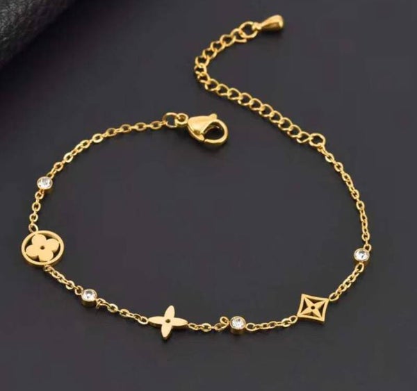 Celestial Charm: Gold Star Sparkle Bracelet
