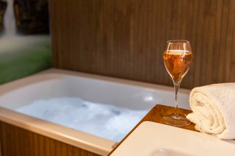 luxus-whirlpoolbadewanne-prosecco-glas.jpg