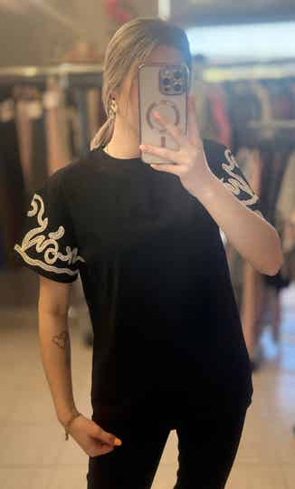 T-Shirt noir manches brodées
