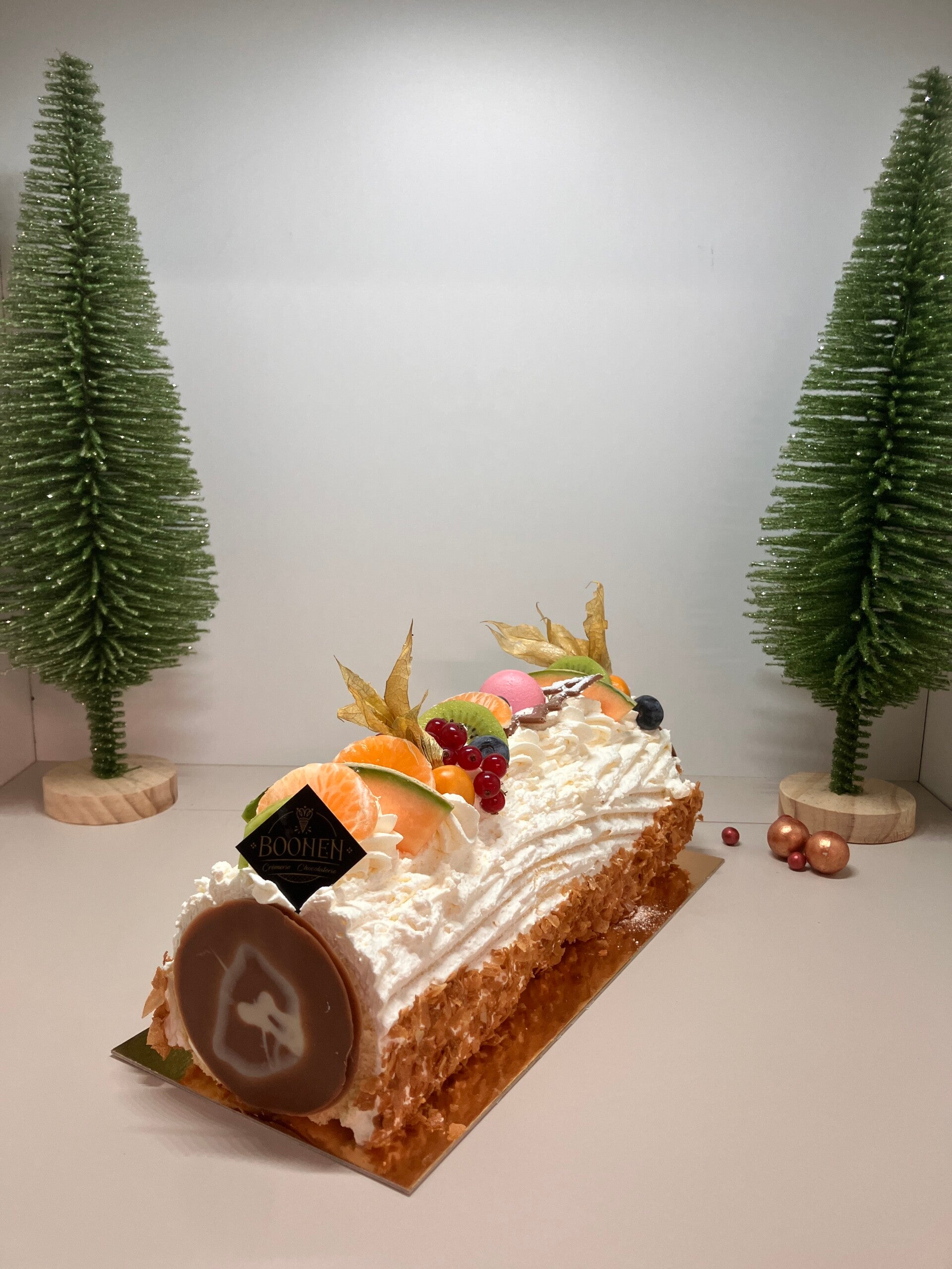 Biscuitstronk slagroom en vers fruit