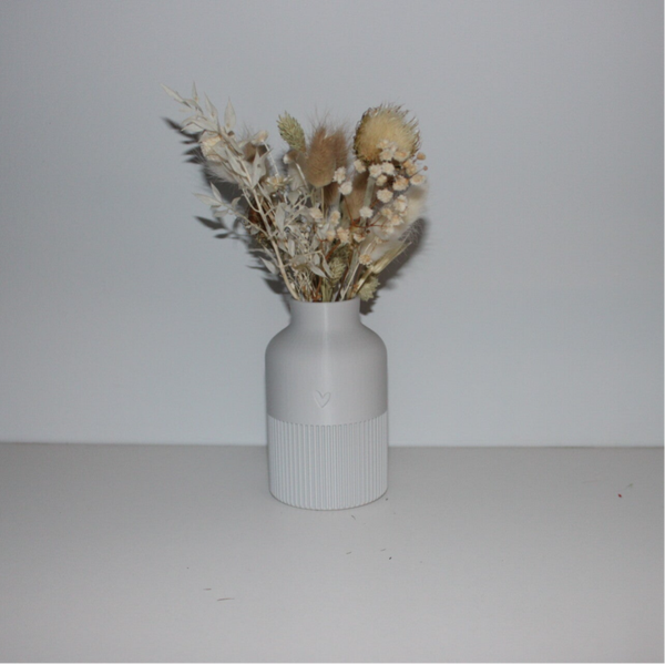 geribbeld vaasje met subtiel hartje en droogbloemen