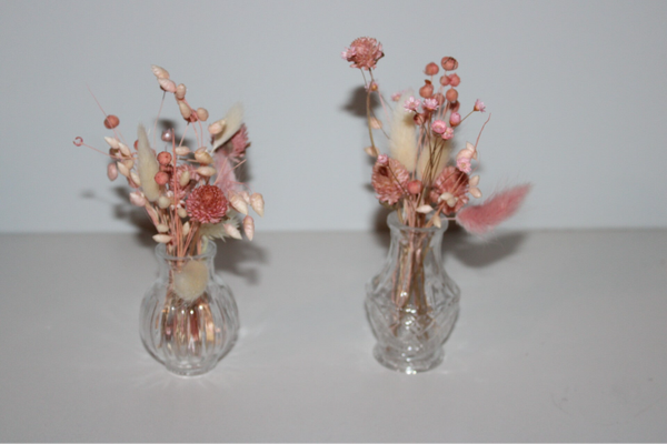Mini vaasjes met droogbloemen
