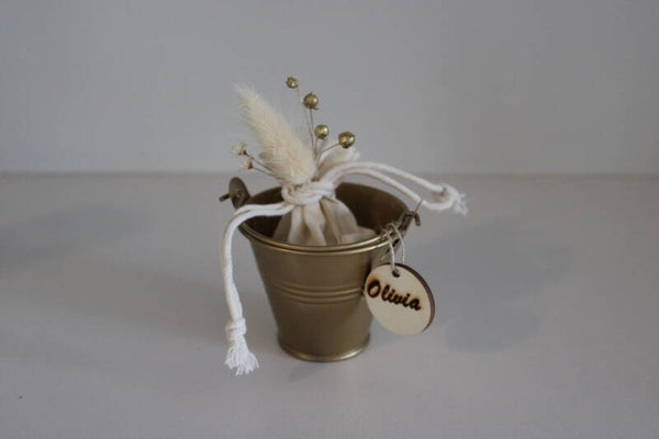 Gouden emmertje met wit linnen zakje