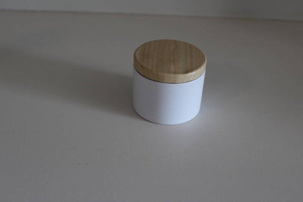 Wit metalen blik met houtlook deksel