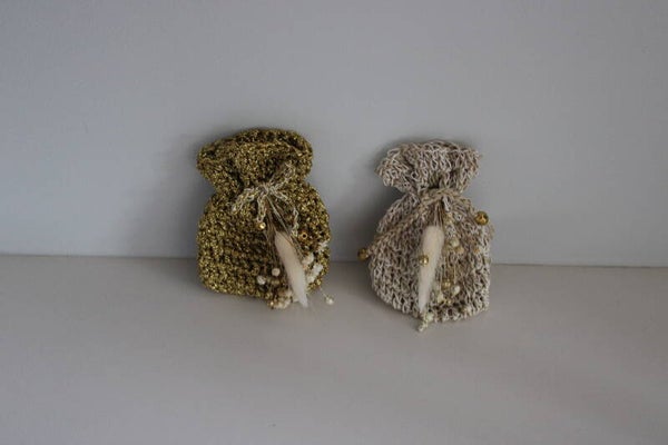 Gehaakt zakje wit en goud met gouden lintje en goudkleurige kralen