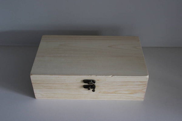 Houten opbergdoos met scharnierend deksel en sluiting