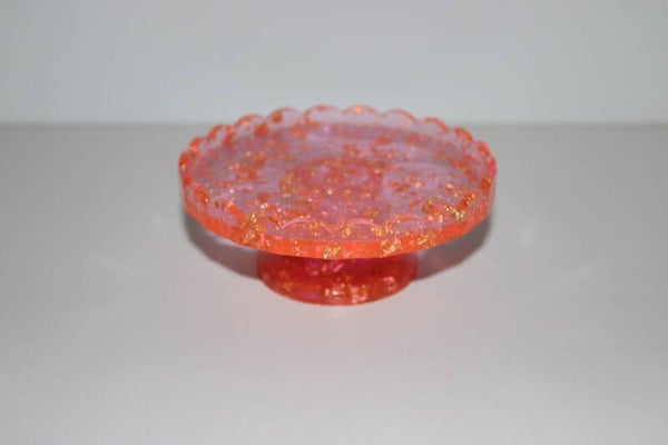 Presentatieschaaltje op voet – felroze met gouden accenten