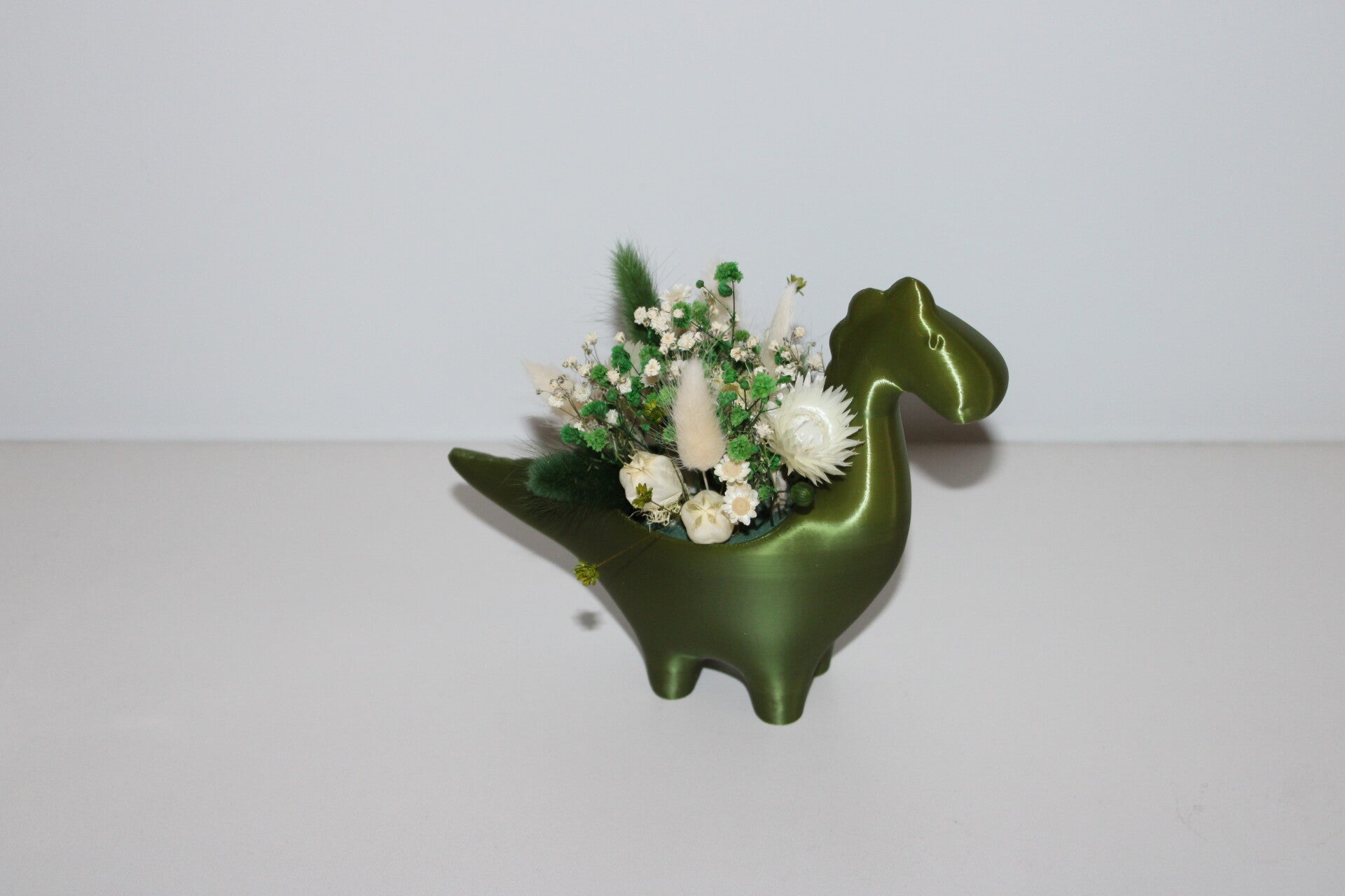 Dinosaurus opgevuld met droogbloemen