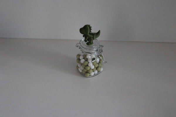 Glazen potje met wekpotsluiting en dino erop