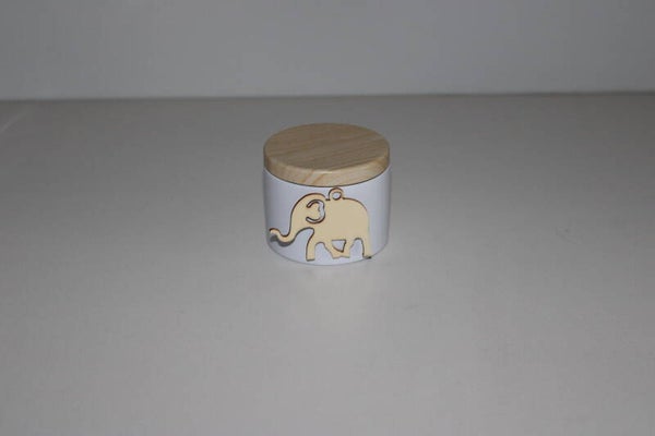 Wit blik met houten olifant