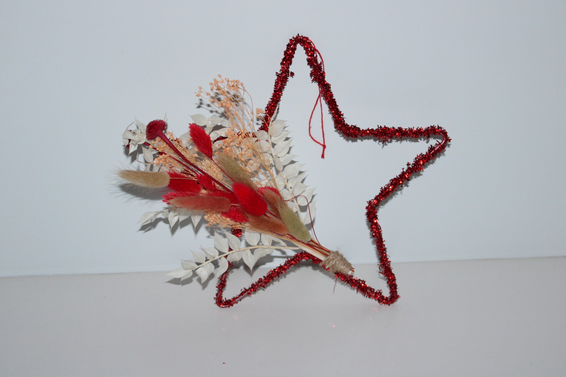 Rode kerstster met droogbloemenboeket