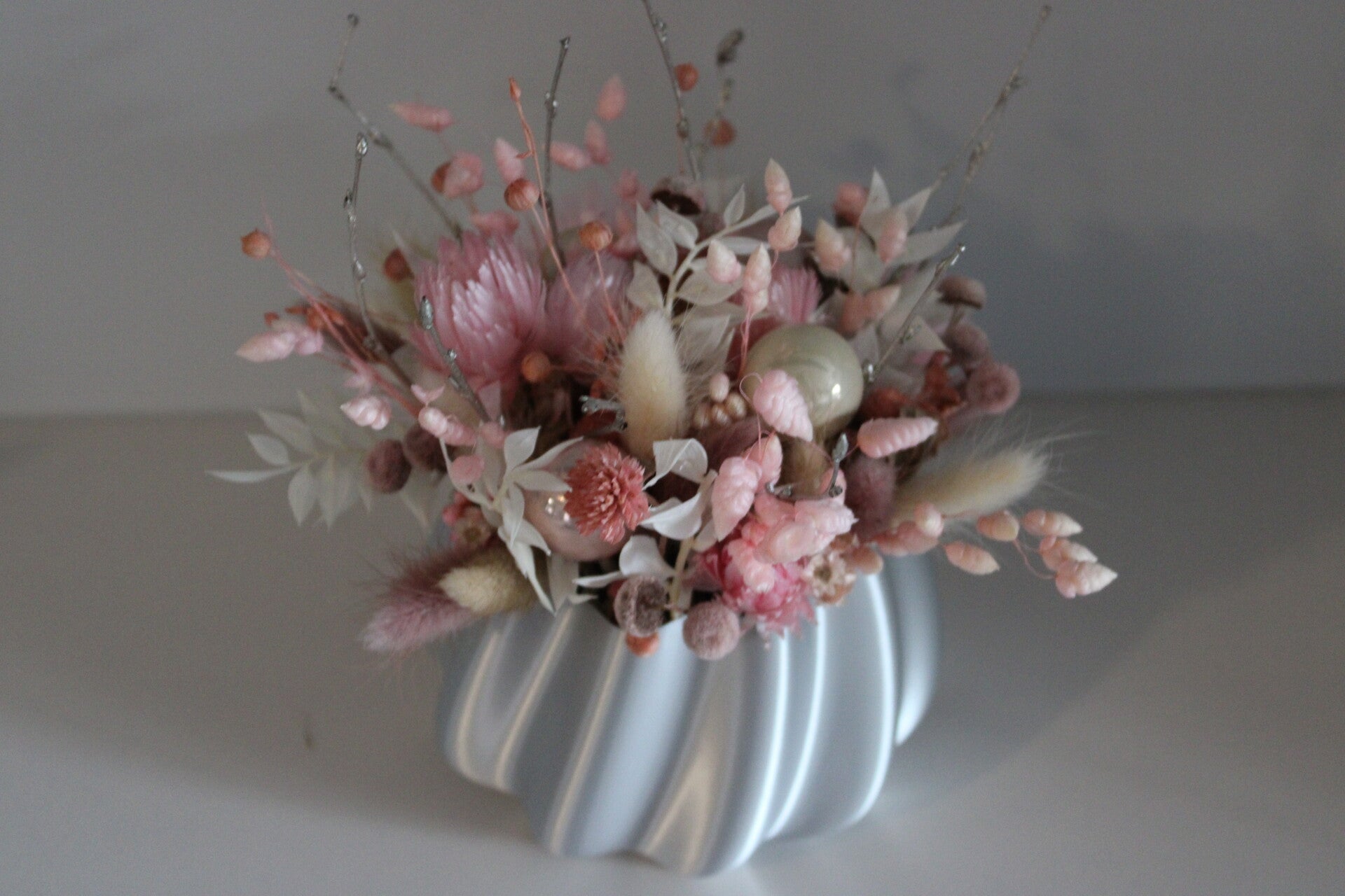 Golvend Potje met Droogbloemenbiedermeier en Kerstballetjes