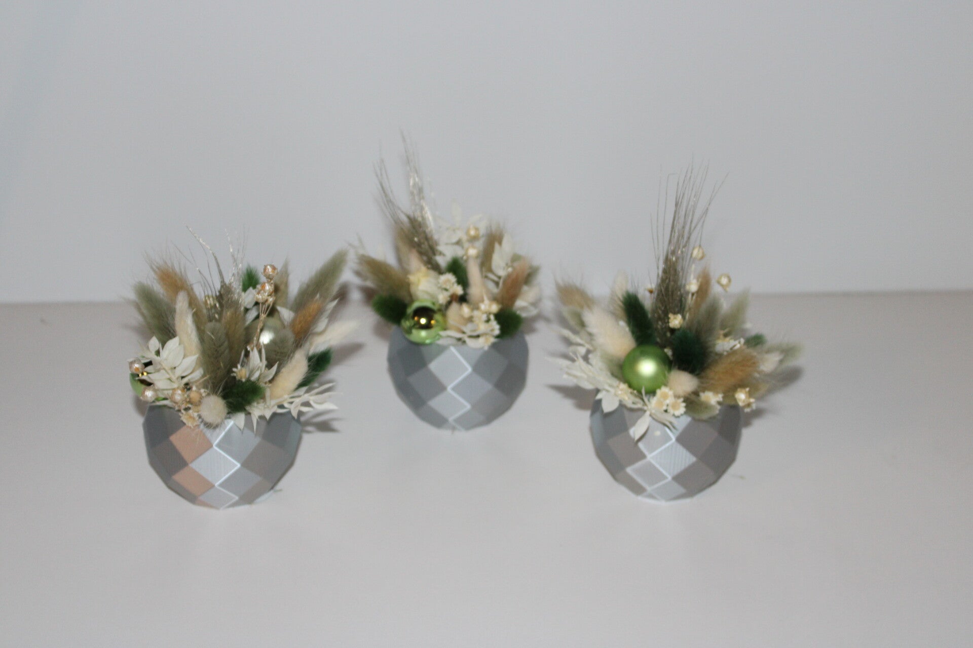 3D Geprint Potje met Speelse Hoekjes – Droogbloemenbiedermeier met Kerstballen