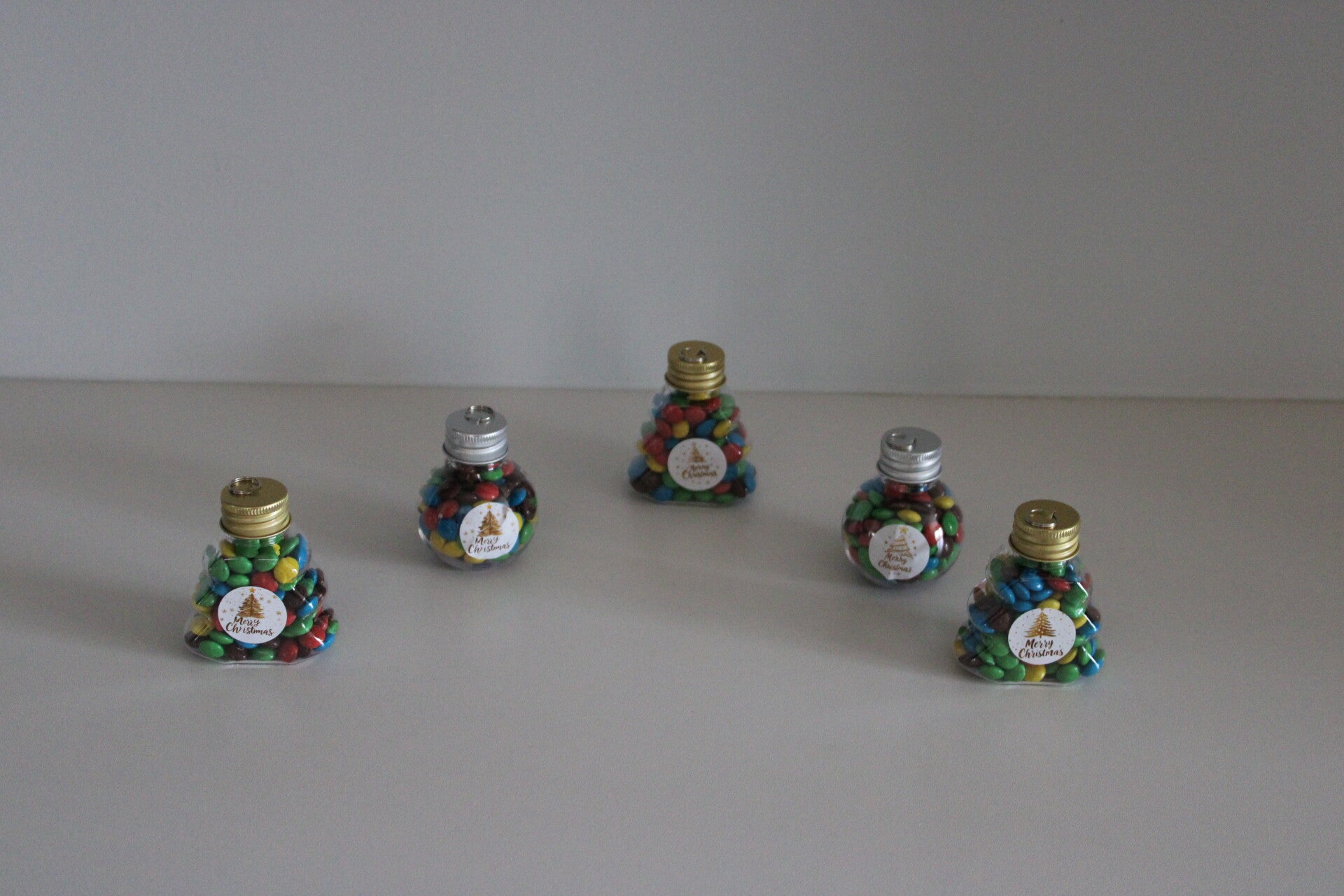 Kerstboom of kerstbal met mini M&M's