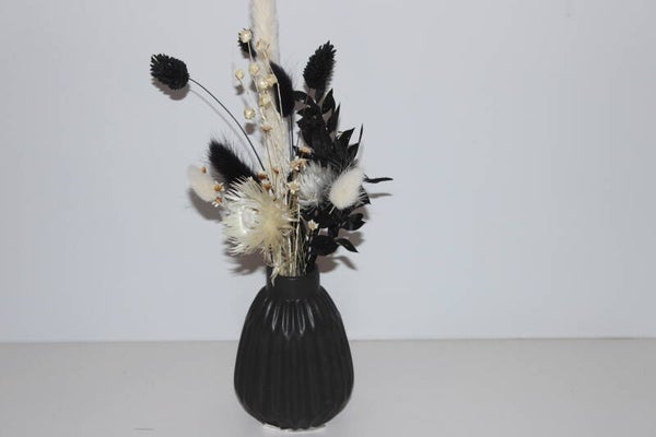 zwarte keramieken vaas met droogbloemen