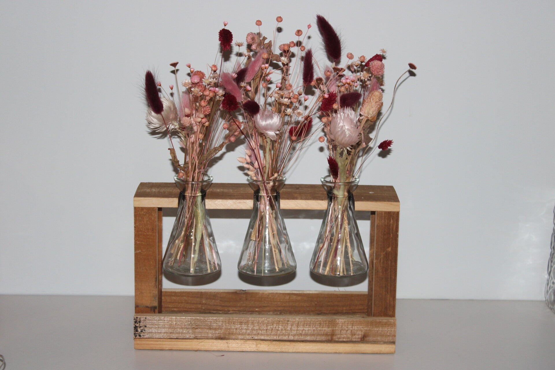3 vaasjes in houten houder met droogbloemen