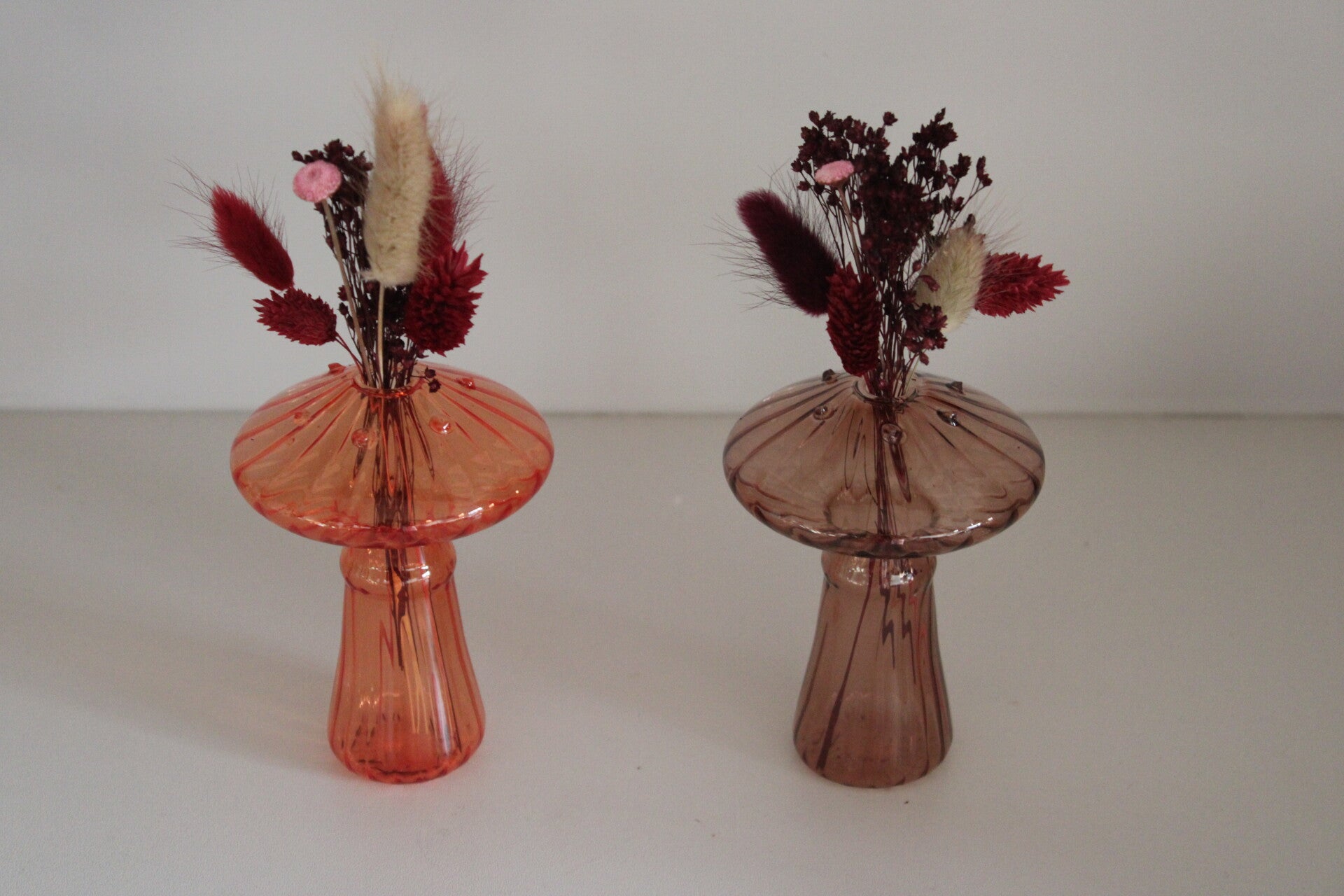 Glazen paddestoel met droogbloemen