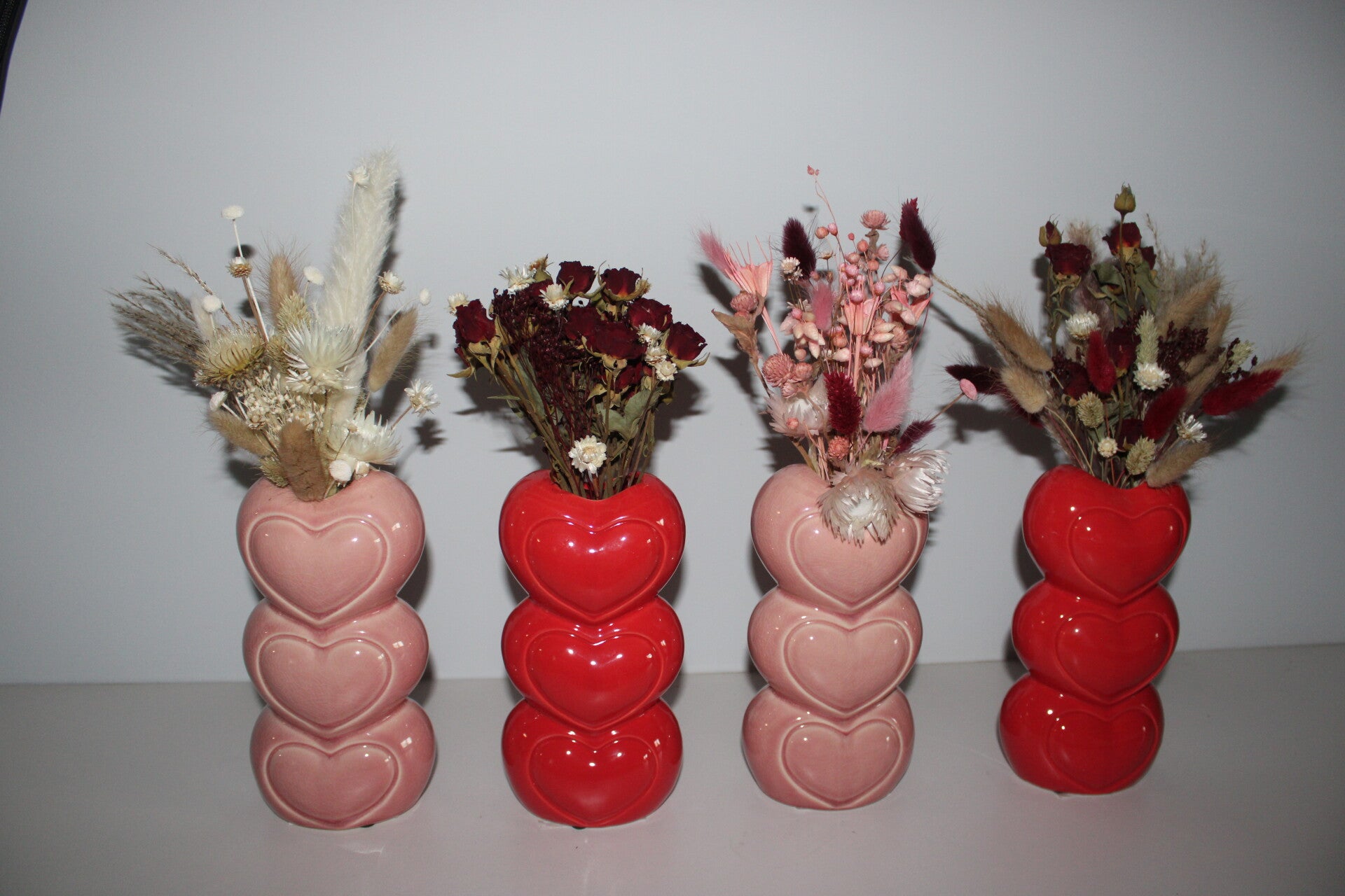Keramieken hartjesvaas met droogbloemen