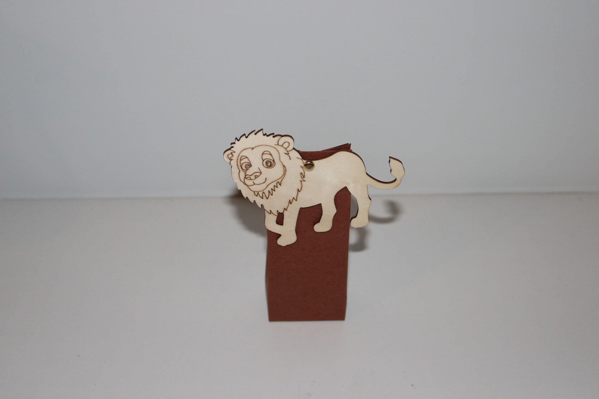 Klepdoosje terracotta met houten leeuw