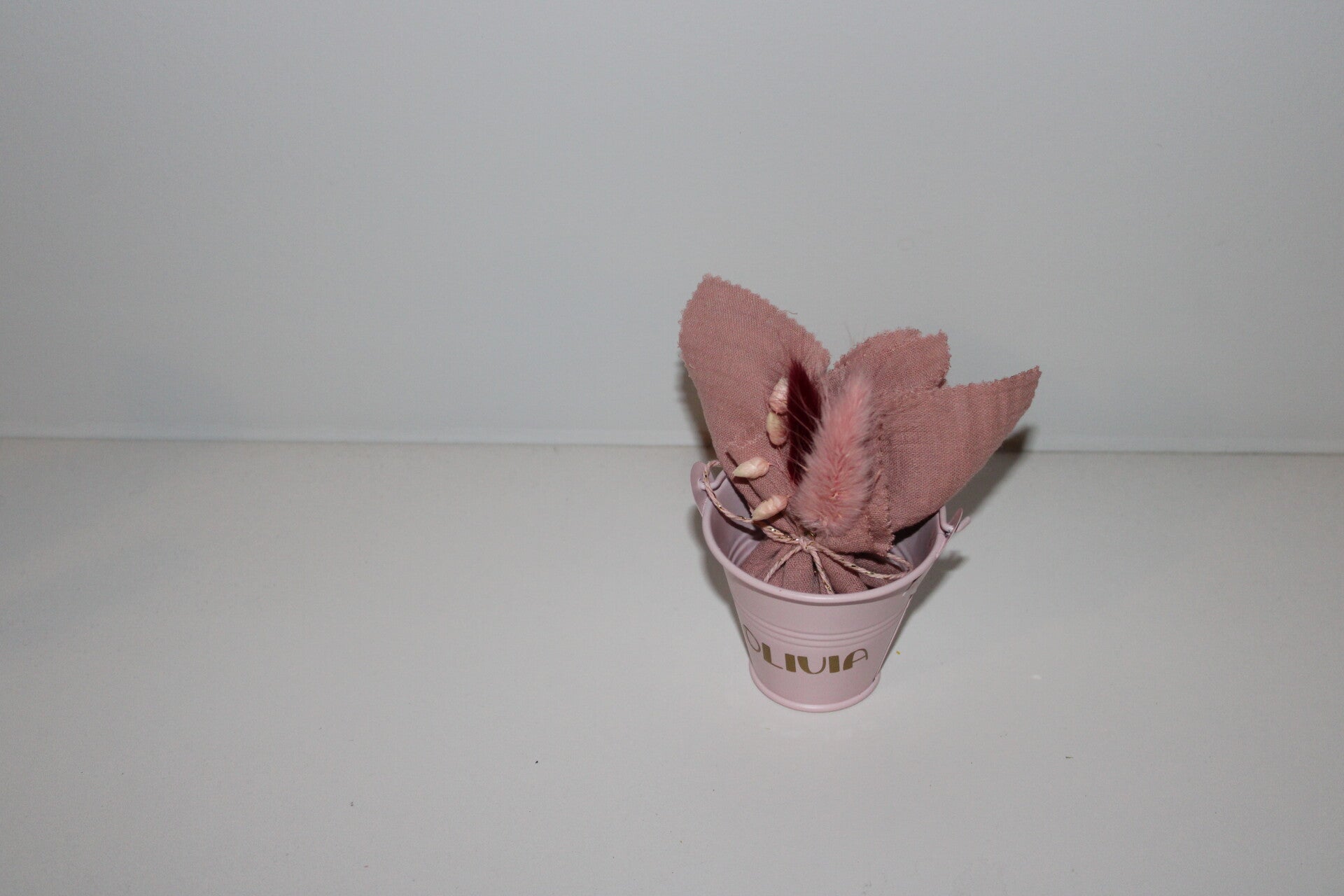 Roos bloempotje met tetradoekje en droogbloemen, gevuld met suikerbonen