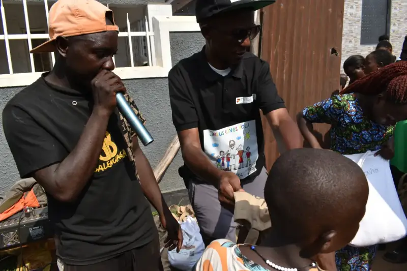 uganda-2026-taschen-kasese-verteilen-01-standard.webp