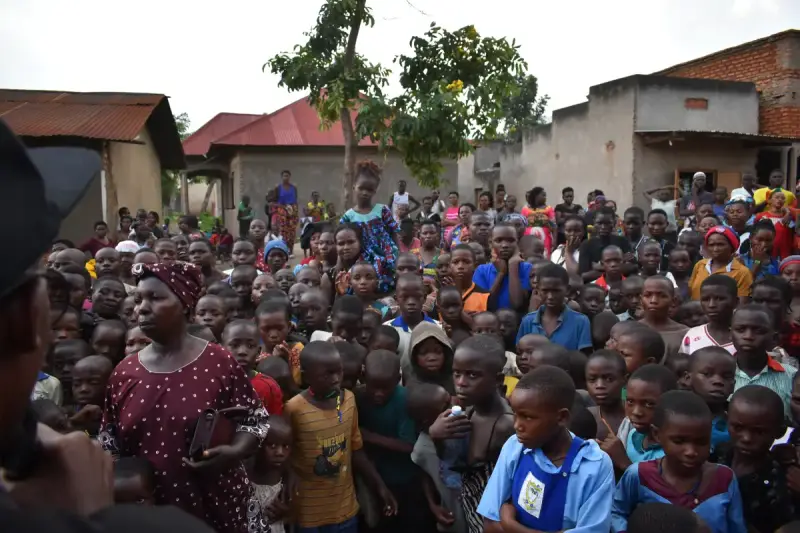 uganda-2026-taschen-kasese-verteilen-02-standard.webp
