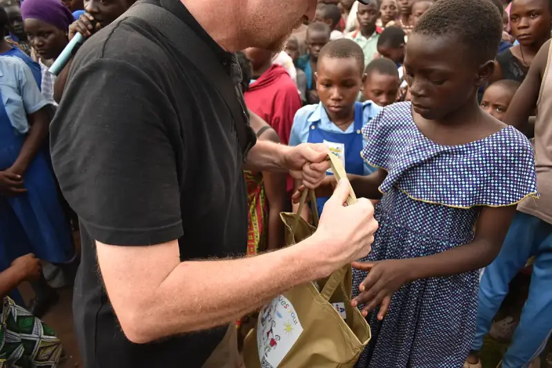 uganda-2026-taschen-kasese-verteilen-erste-standard.webp