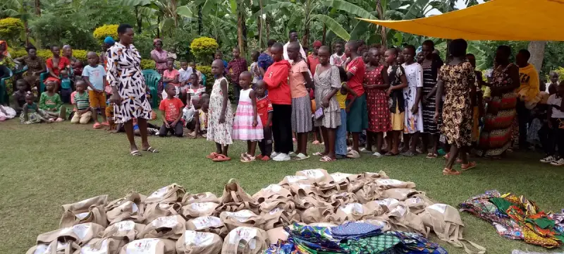 uganda-2026-taschen-verteilen-fort-portl-15-standard.webp