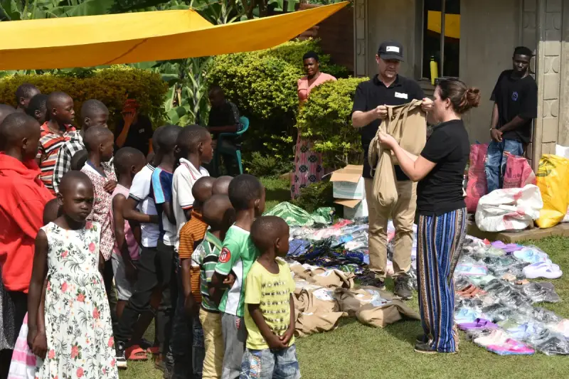 uganda-2026-taschen-verteilen-fort-portl-22-standard.webp