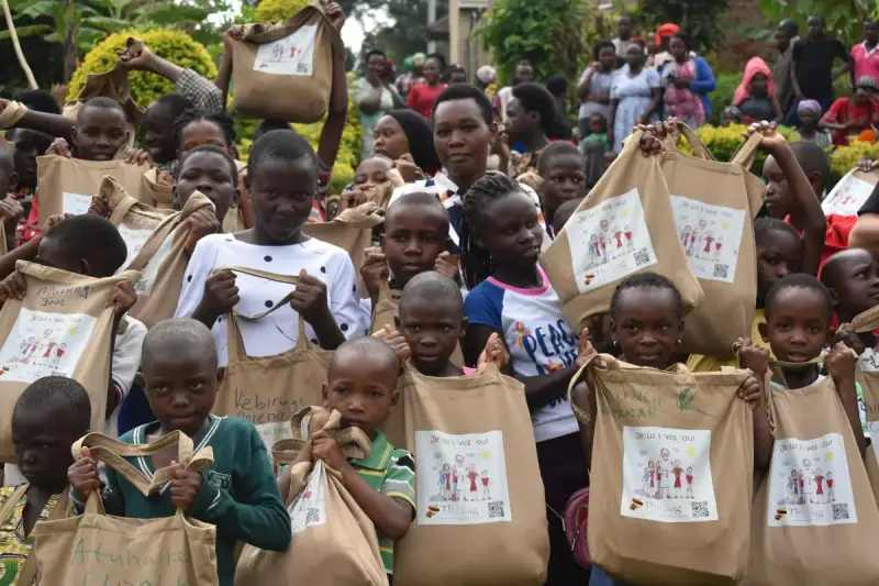 uganda-2026-taschen-verteilen-fort-portl-24-standard.webp