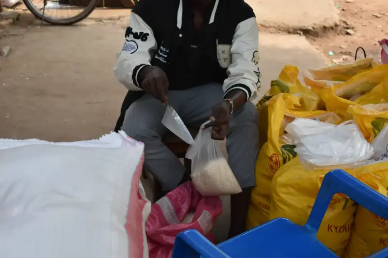 uganda-2026-von-taschen-und-tiere-einkauf-04-standard.webp