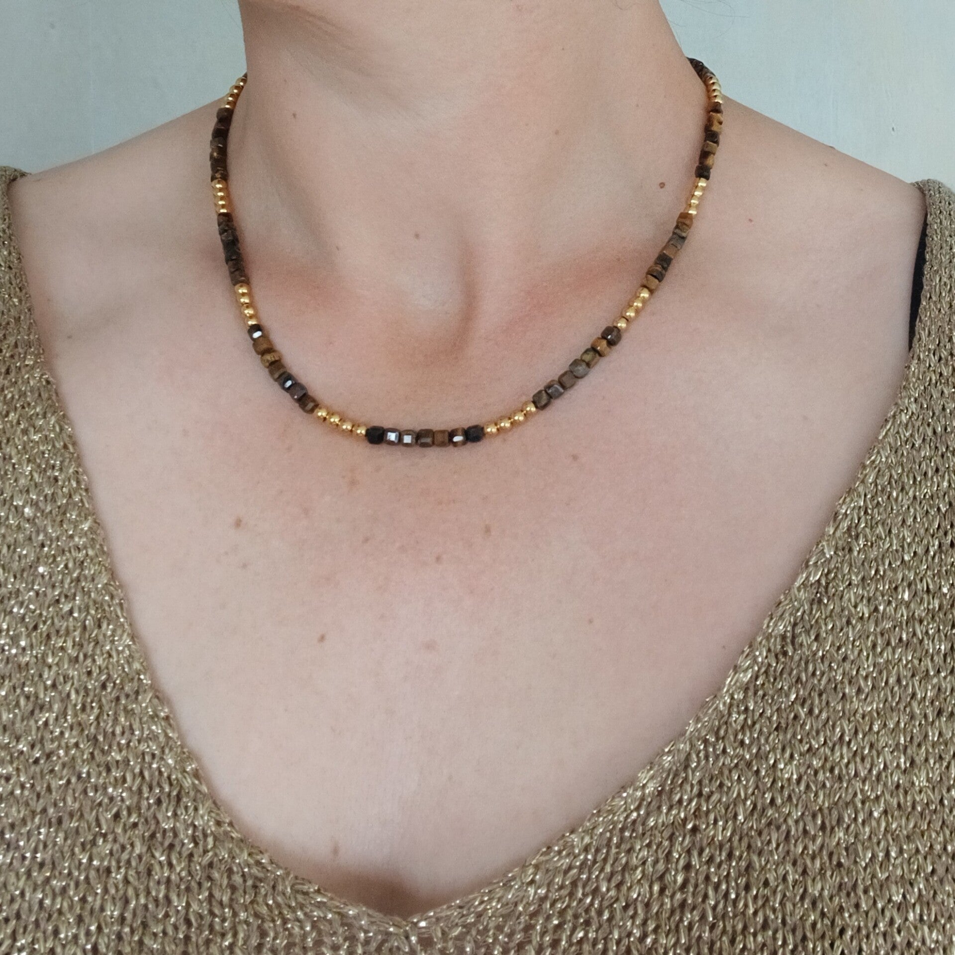 Bruine choker ketting tijgeroog met gouden kralen