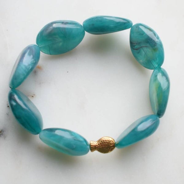 Armband met grote kralen blauw op elastiek