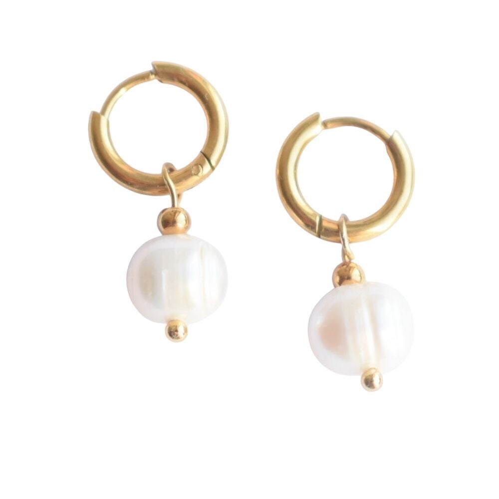 Gouden oorbellen met zoetwater parels