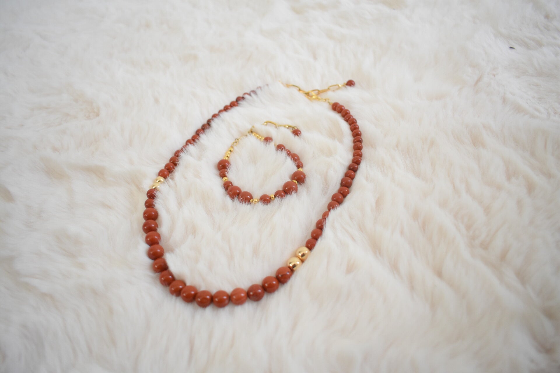 rode edelsteen armband