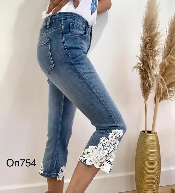 Embroidered 3/4 Jeans