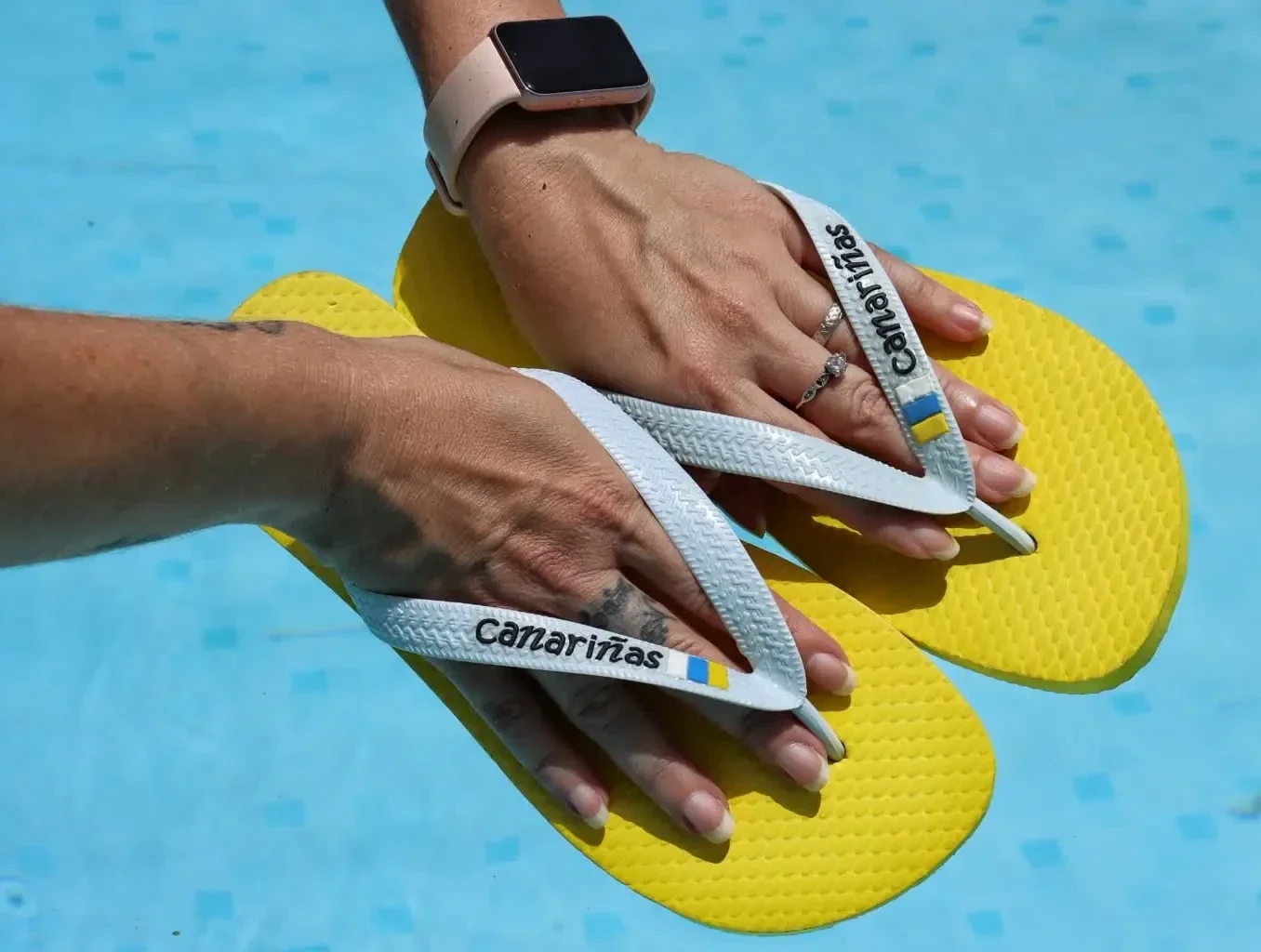 Chanclas amarillas con tiras blancas marca Canariñas para piscina y vacaciones de verano.