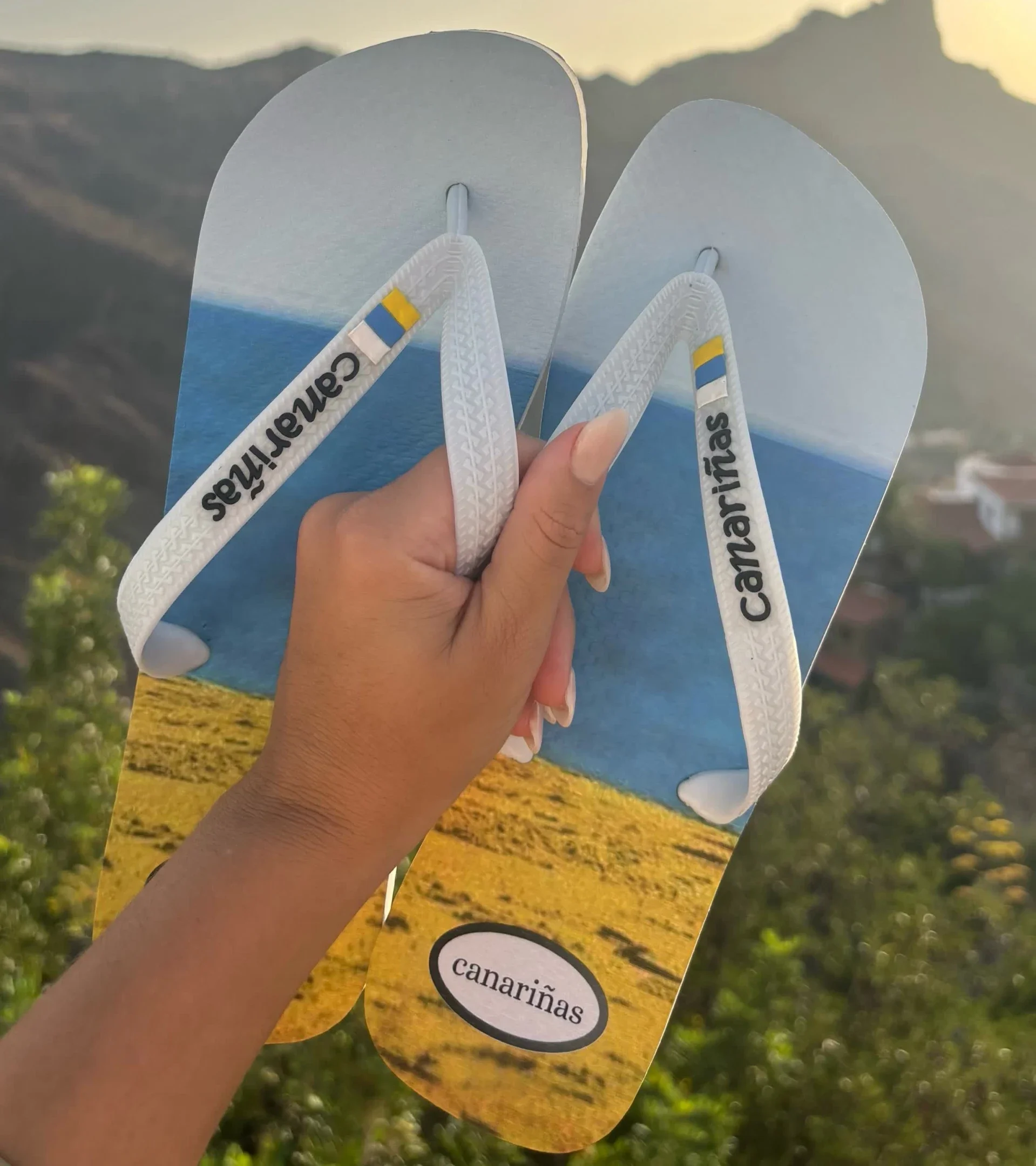 Souvenir de Canarias: chanclas de diseño tricolor con vistas a las montañas de Gran Canaria.
