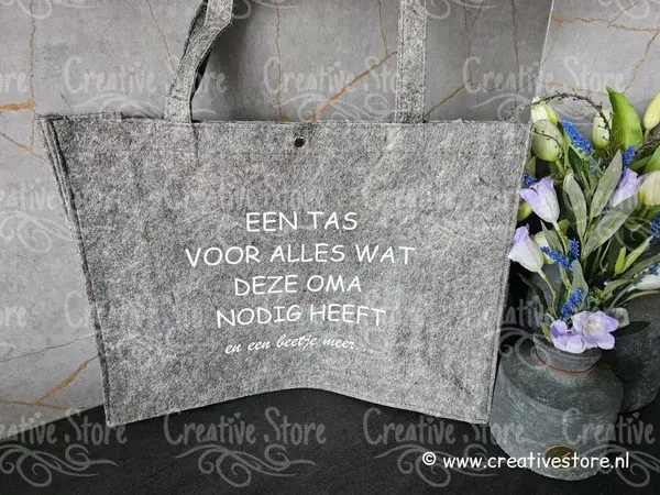 Vilttas donkergrijs: een tas voor alles wat deze oma nodig heeft en een beetje meer...