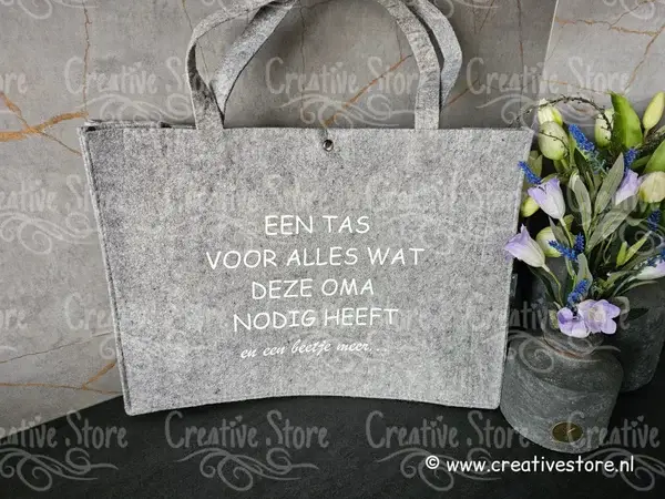 Vilttas lichtgrijs : een tas voor alles wat deze oma nodig heeft en een beetje meer...