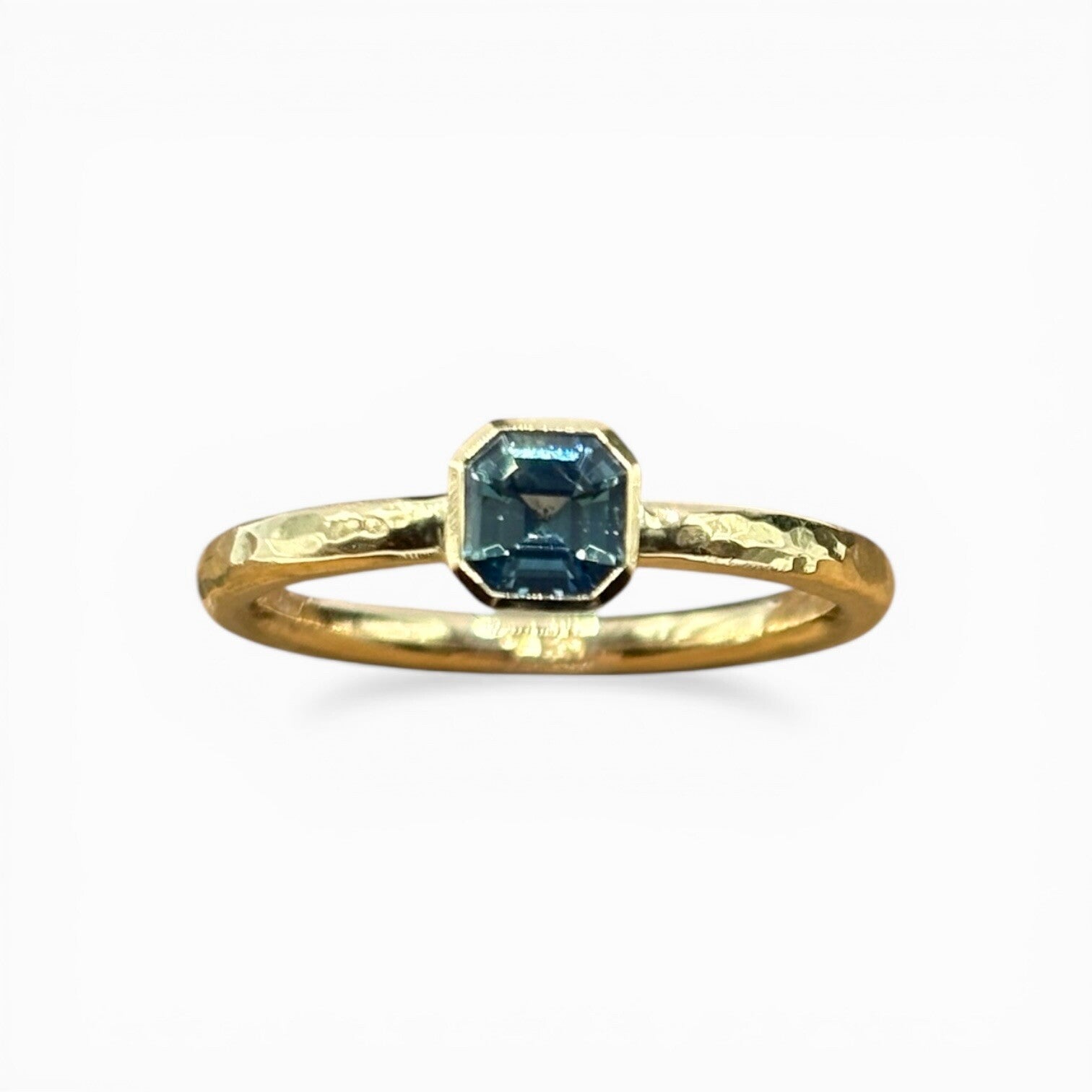 Ring mit Saphir im  Asscher-Schliff