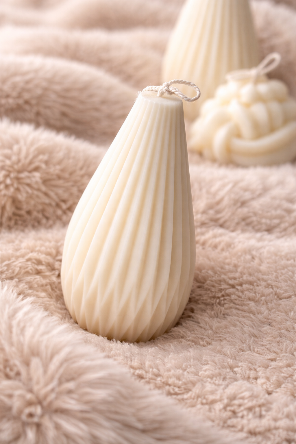 Handgemaakte kaars beige- druppel groot - decoratieve kaars