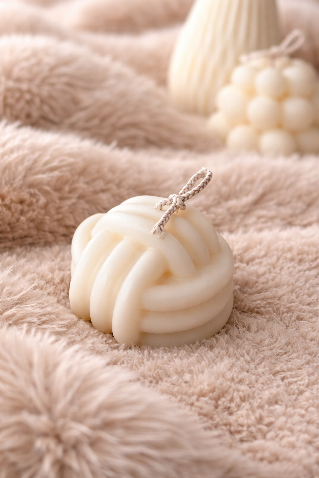 Handgemaakte knoop kaars - minimalistische woondecoratie in crème