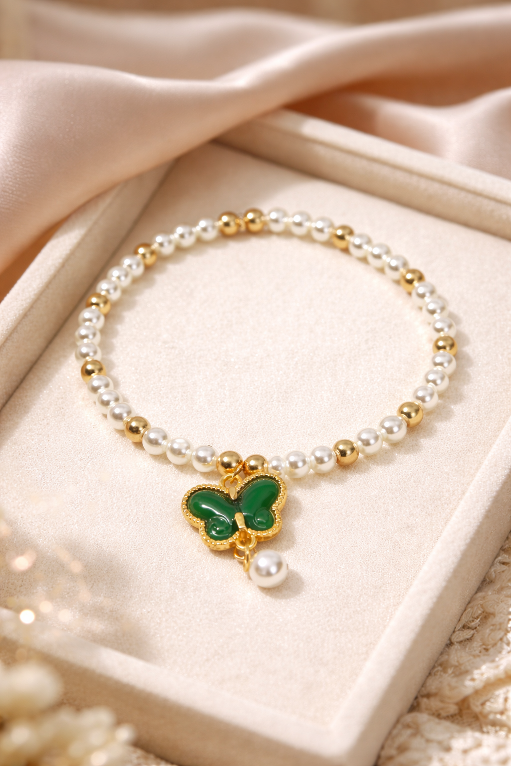 ACTIE - Elegante parelarmband met vlinderbedel