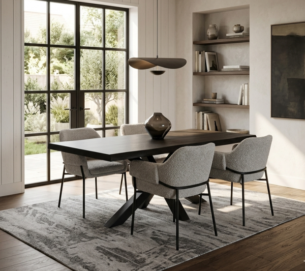 Complete set bestaande uit  een robuuste boomstam eettafel en vier stijlvolle kuipstoelen. Zelf ophalen, bezorgen of verzenden is helaas niet mogelijk.