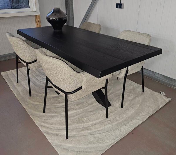 Complete set bestaande uit salontafel boomstam, en een robuuste boomstam eettafel en vier stijlvolle kuipstoelen.