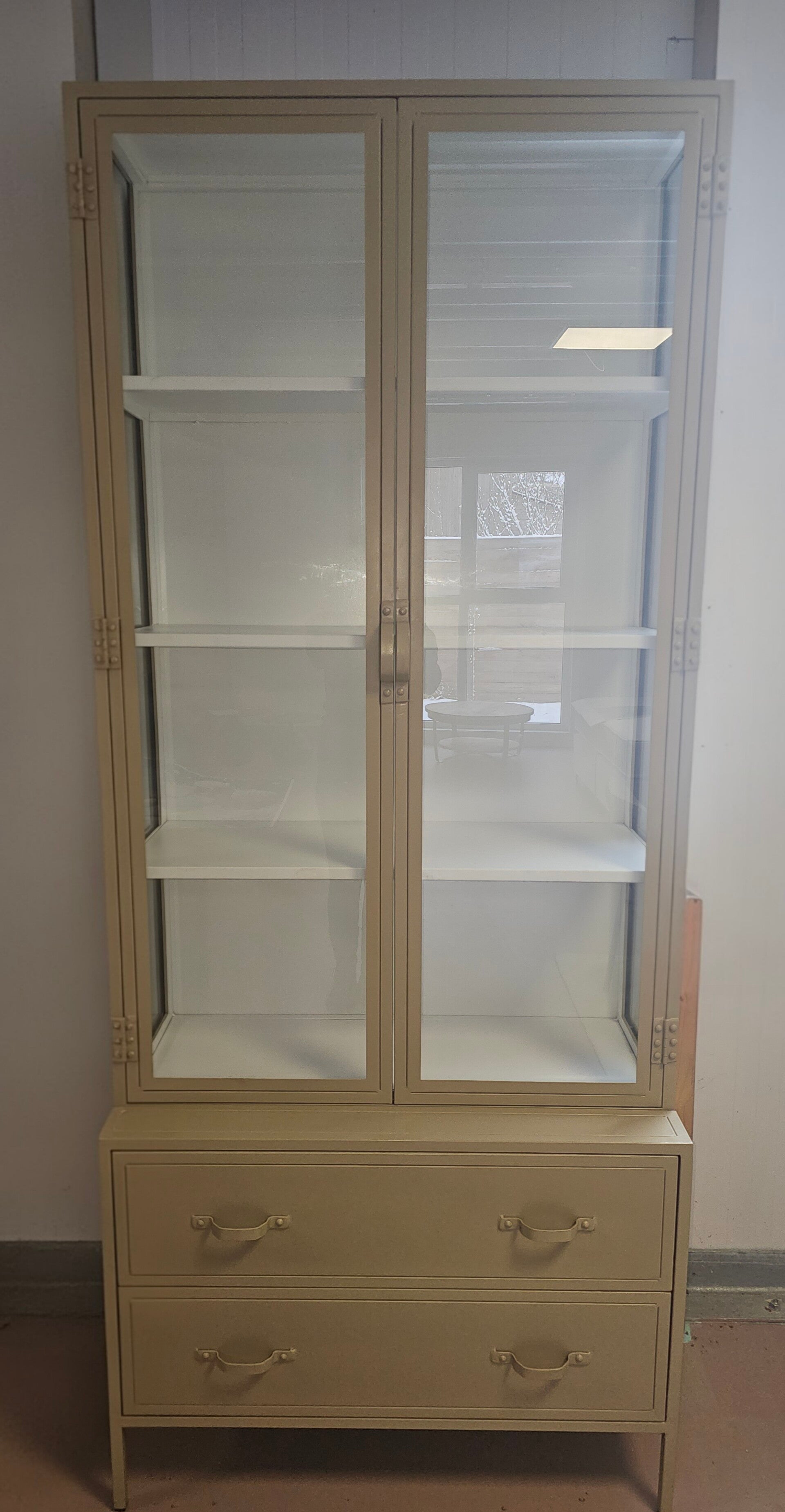 Vitrinekast 2-drs. – zand Metaal